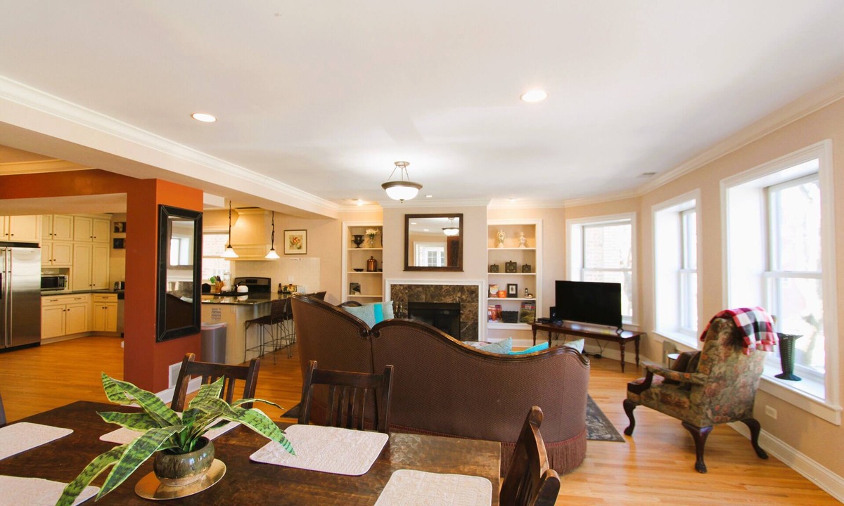 Rogers Park Condo | Vintage charm with open concept floor plan, great for entertaining and families.