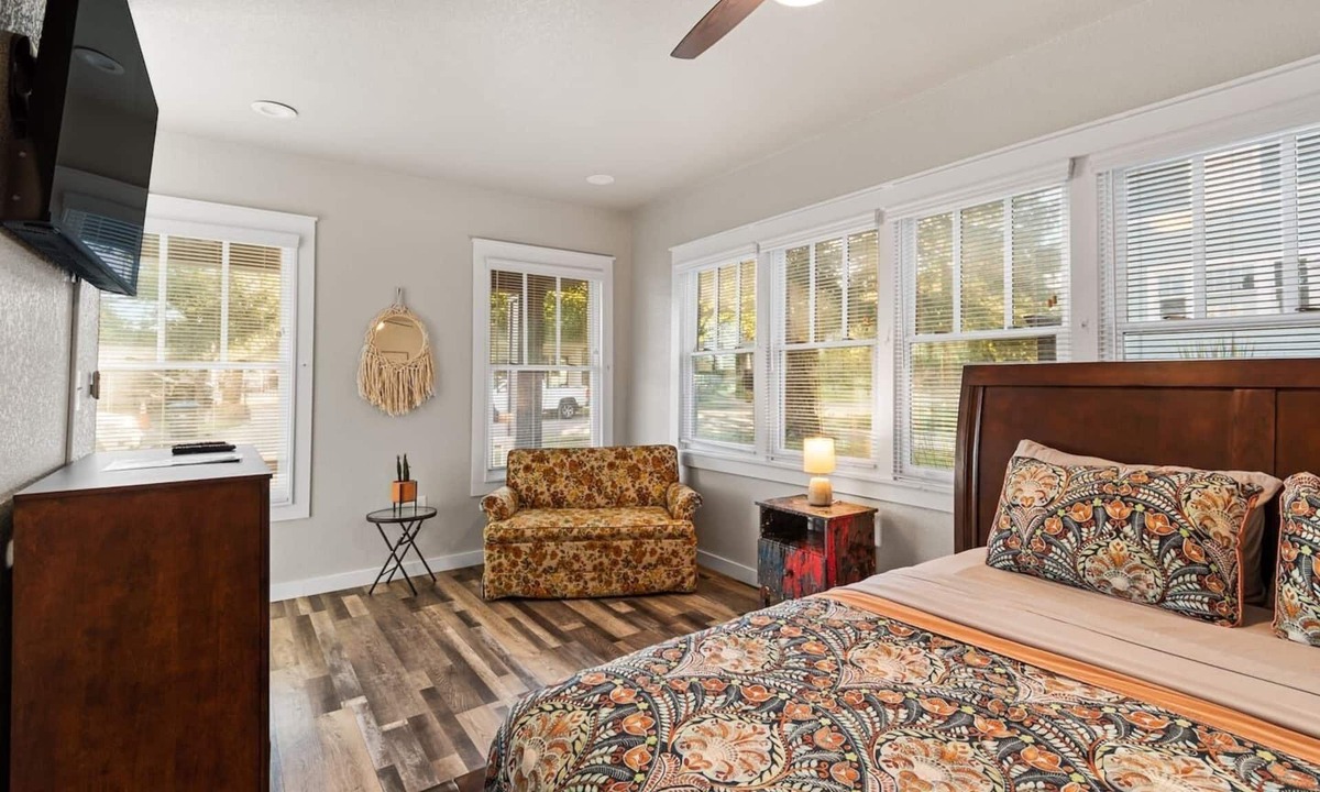 Fairmount Apartment | Vintage Charming 1-bedroom house with WiFi and AC in welcoming Fort Worth.