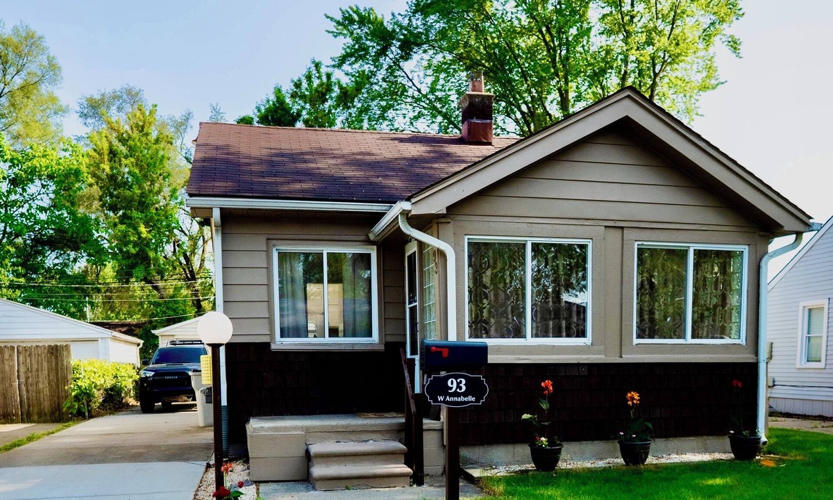 Hazel Park House | Vintage colorful retreat, near downtown Detroit, 2BR, AC, free private parking