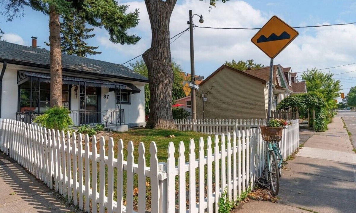 Greenwood - Coxwell House | Vintage Cottage minutes from downtown