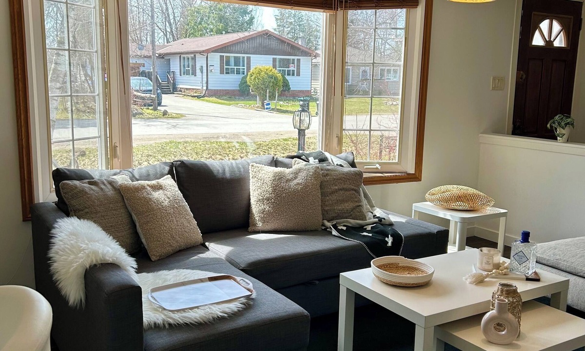 Innisfil Cottage | Vintage Cozy Retreat - close to the beach!
