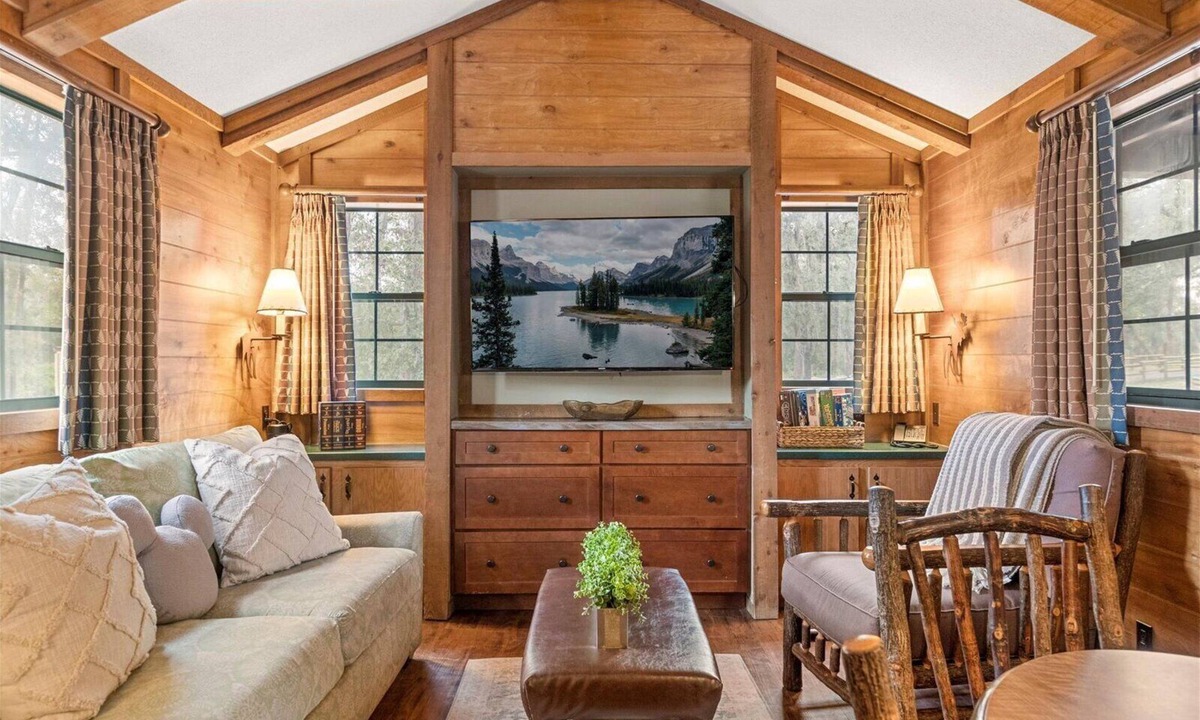 Loughman Cabin | Vintage Disney Cabin with new pool, playground & fire pit
