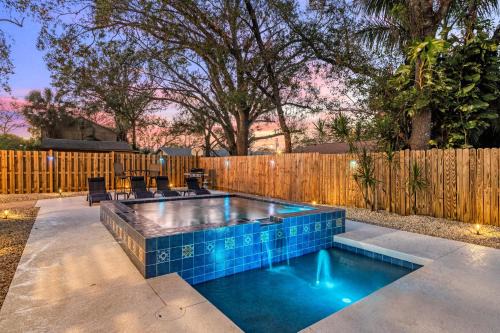 Gillespie Park House | Vintage Downtown Escape, Heated Cocktail Pool, Tiki Bar & Walk to City of Sarasota