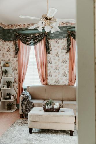 Hermann House | Vintage Downtown Guest Suite