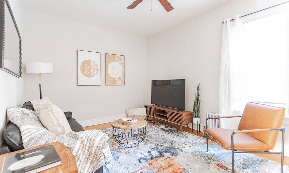 Rogers Park House | Vintage Escape 1BR Two Blocks Away From Beach
