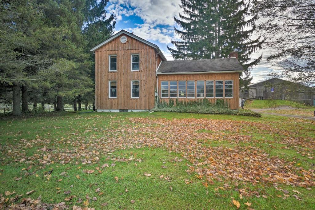 Cambridge Springs House | Vintage Farmhouse ~ 2 1/2 Mi to Mount Pleasant Ski