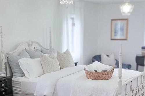 Waterford House | Vintage Farmhouse with Hot Tub on Vineyard