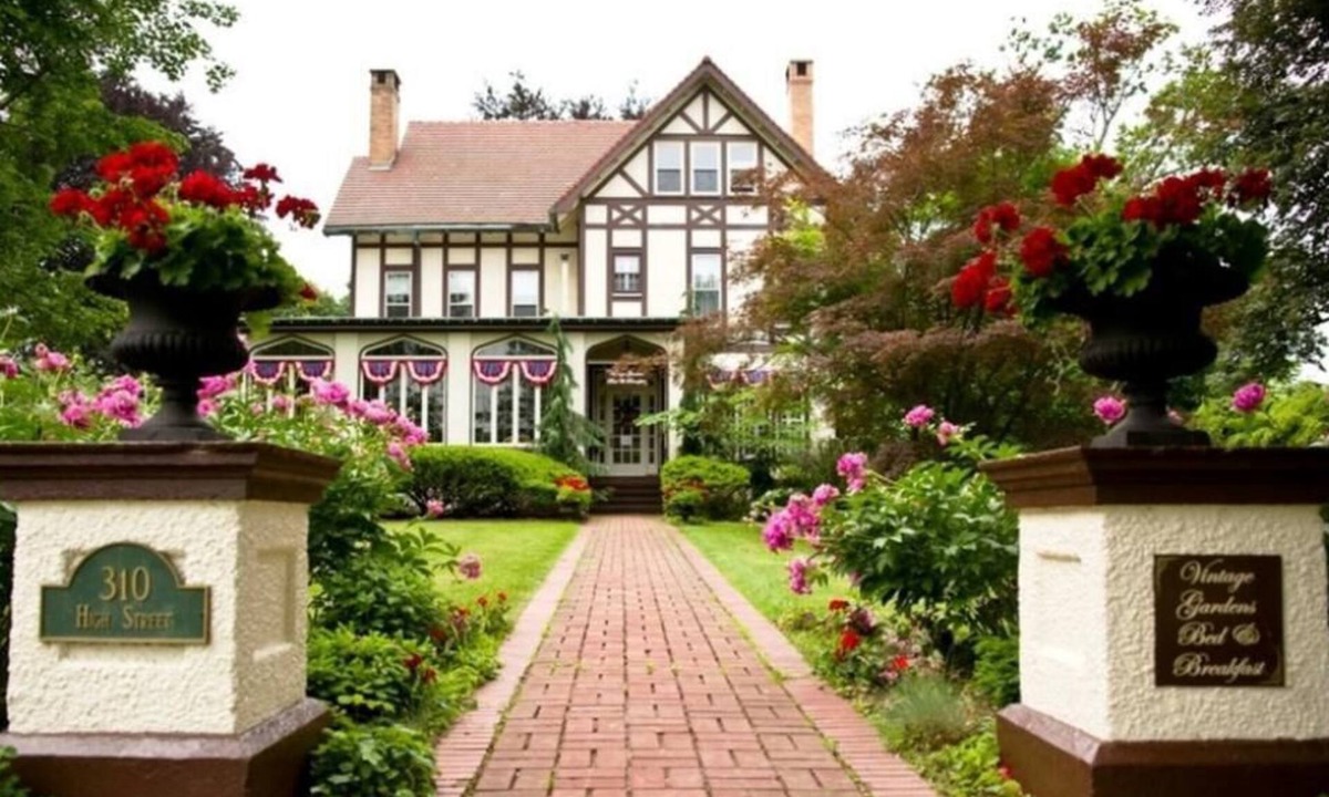 Newark Bed & Breakfast | Vintage Gardens Bed & Breakfast