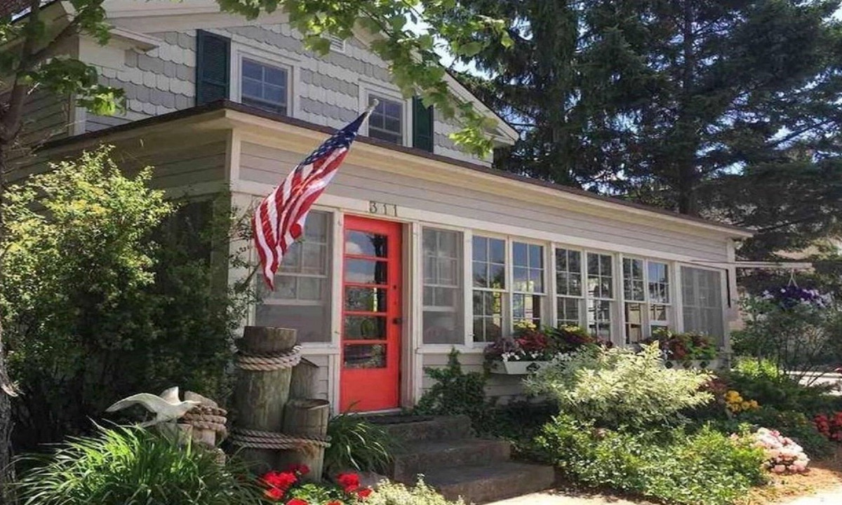Elk Rapids House | Vintage home ! Prime location !