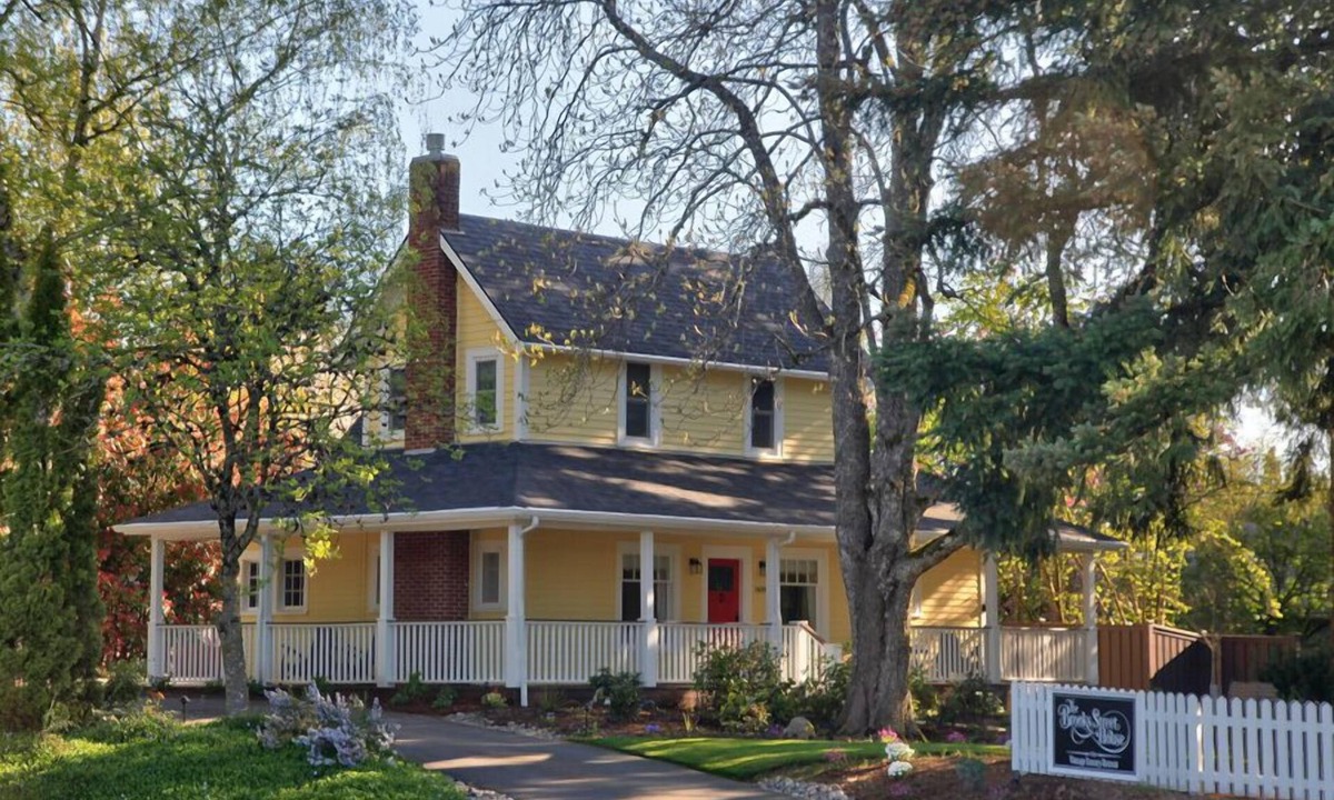 McMinnville House | Vintage Luxury Retreat