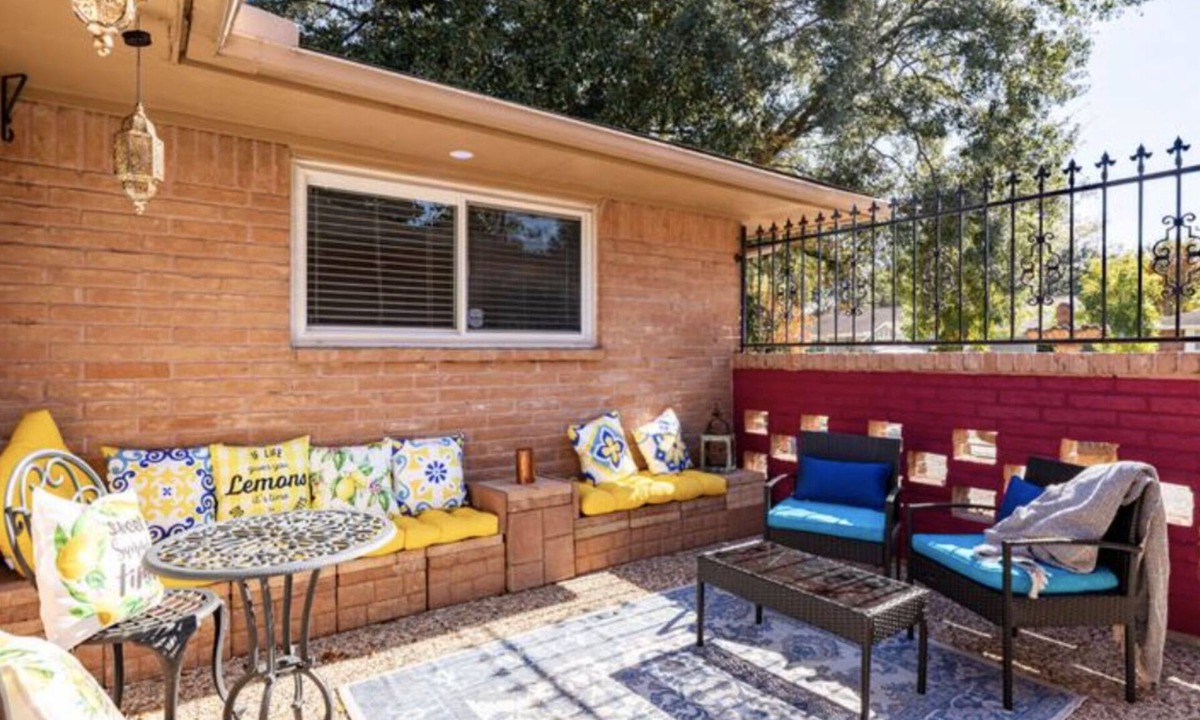 Westchase House | Vintage Poolside Retreat