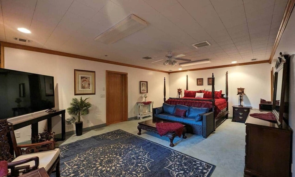 Hot Springs House | Vintage Presidential Suite - Room 203