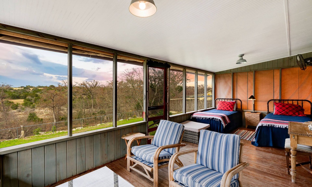 Bandera Cabin | VINTAGE RIVER CAMP CABIN! Private Medina river and green belt access!