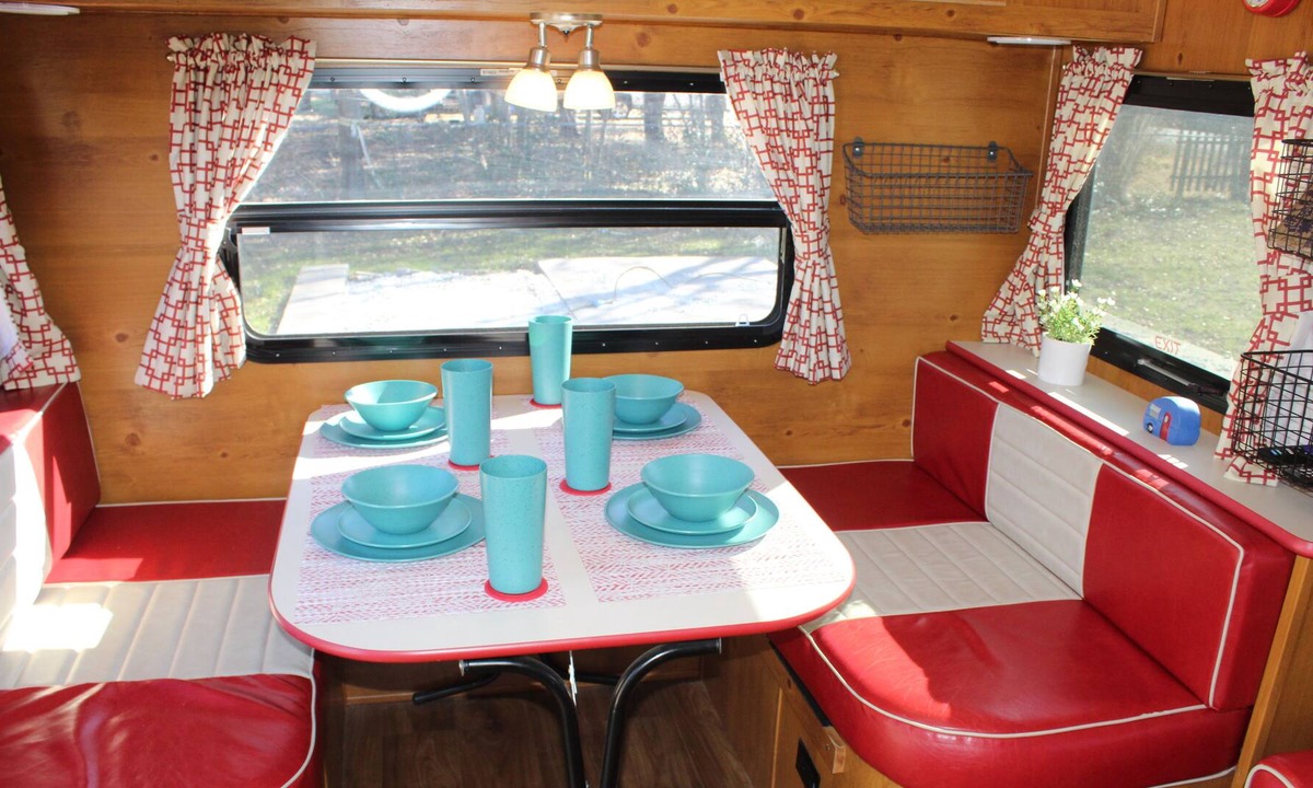 Woodway House | Vintage RV Mins. to Lake Waco, Zoo, Baylor, Silos & Magnolia!