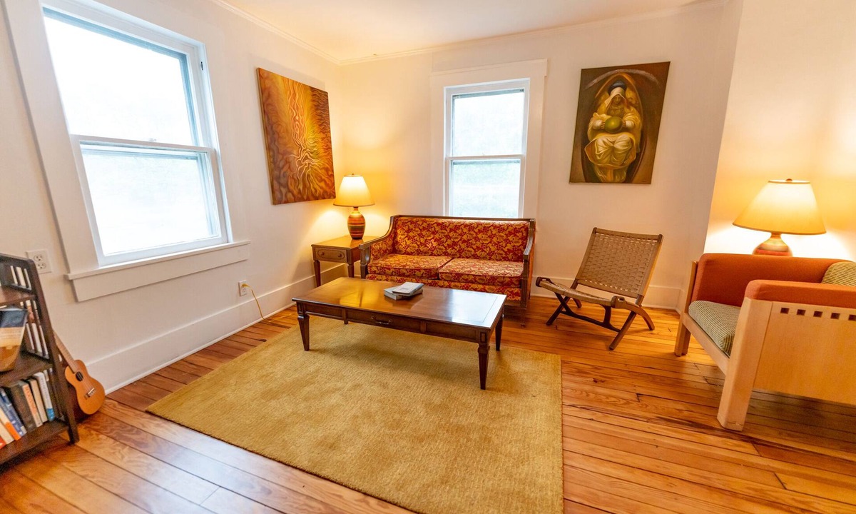 Lee's Summit Apartment | Vintage Space! 60 Seconds from Downtown Lee Summit