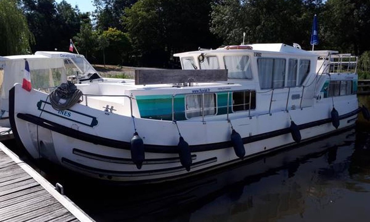 Chenille-Change Boat Rental | Vintage stay on moored barge - 3 cabins/7 guests
