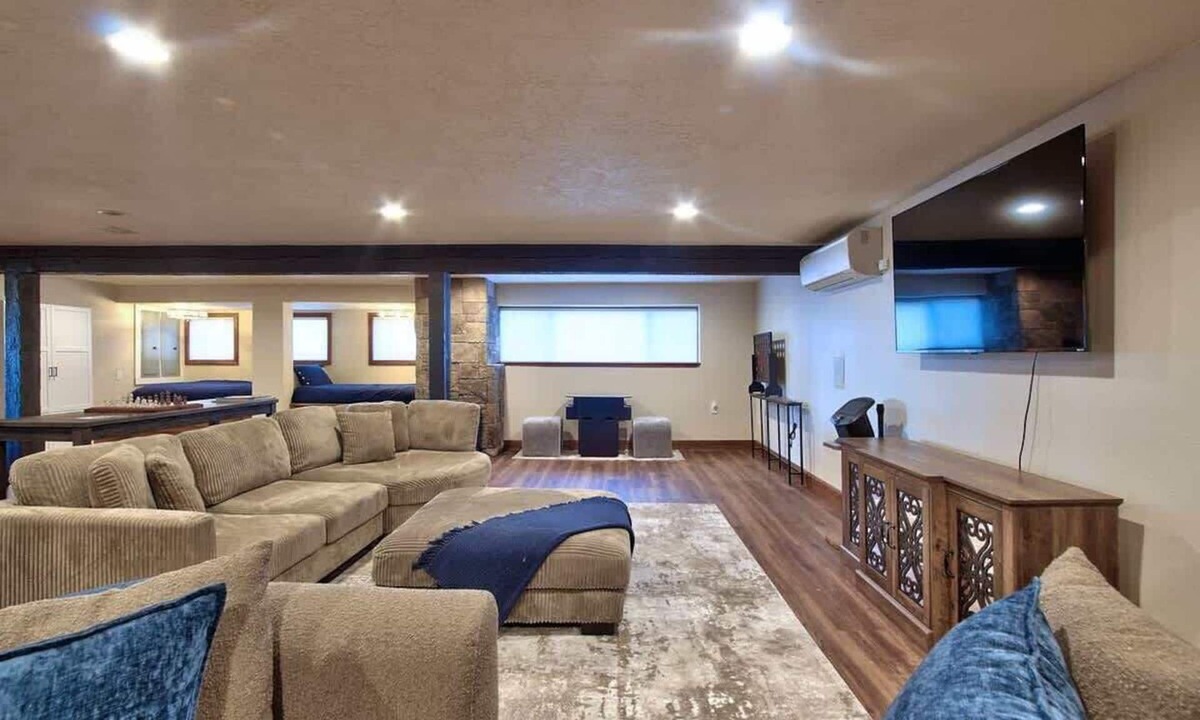 Carlton House | Vintage Terrace Spacious Historic Getaway Hot Tub