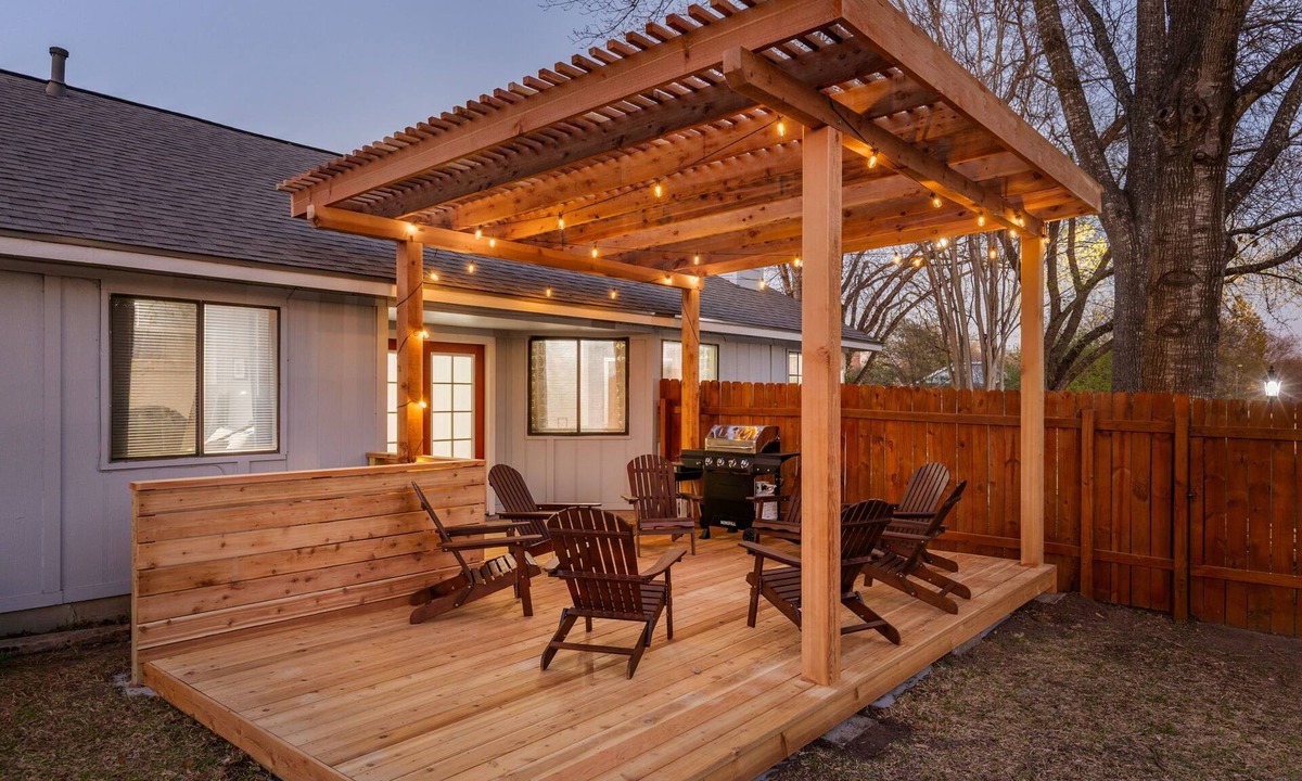 Buckingham Estates House | Vinyl Nest: Patio & Grill | Music | Sleeps 10