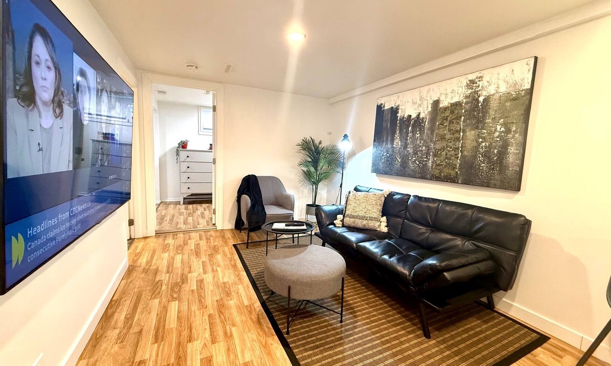 Saskatoon Downtown House | VIP YXE - University | Character Basement Suite