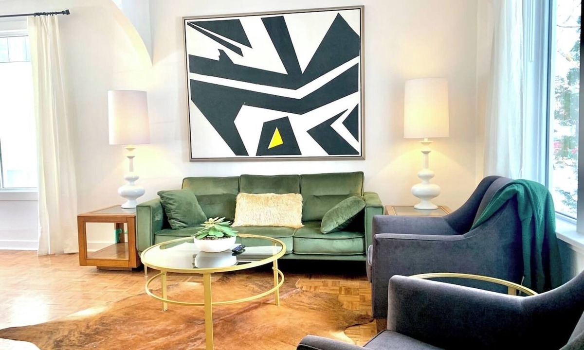 Saskatoon Downtown House | VIP YXE - University |Two Bedroom Main Floor Suite