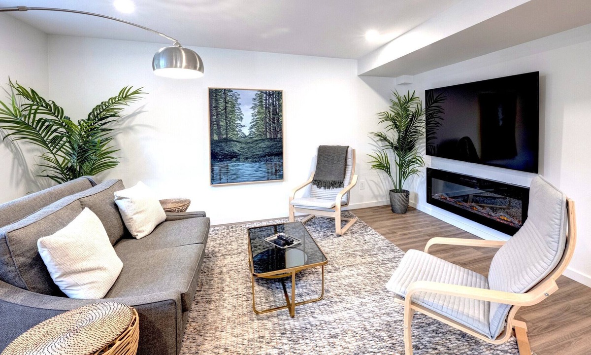 Saskatoon Downtown House | VIP YXE - Varsity View | 1 Bedroom Suite Near RUH