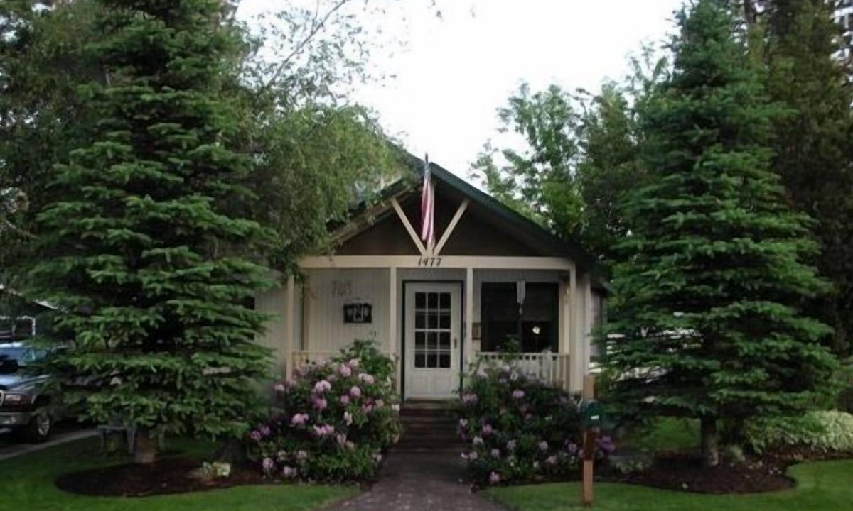 River West Cottage | Visit Bend! Cozy, Pet Friendly, Secluded Yard & Garage!