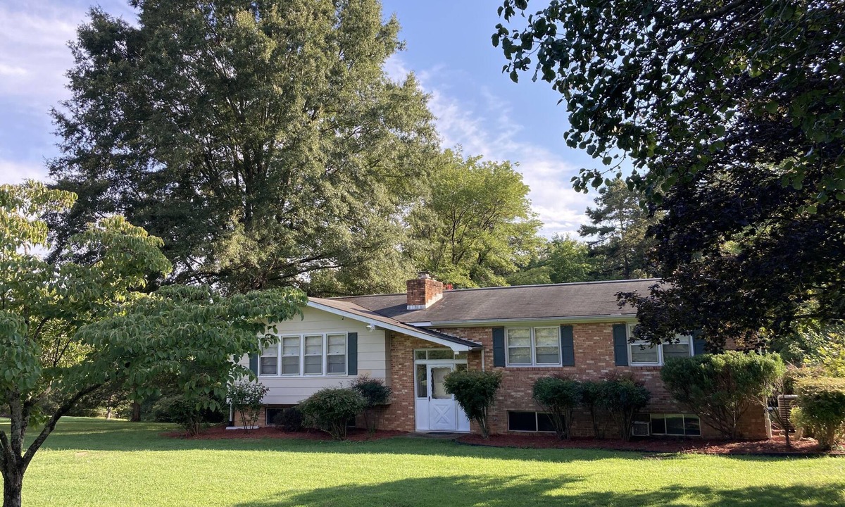 Zion Crossroads House | Visit Monticello, Wineries, UVA & More