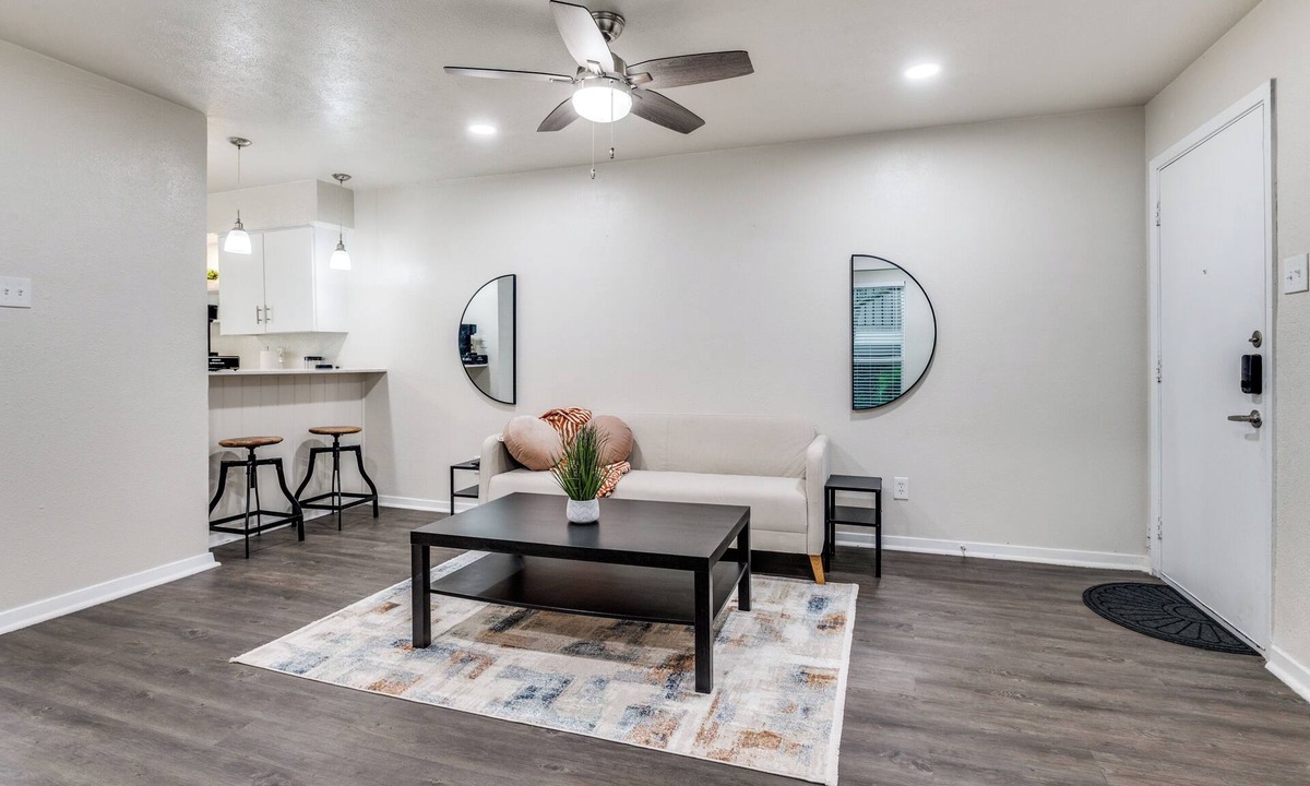 Oak Lawn Apartment | Vista Aqua Downtown-Medical District-Airport With Pool View