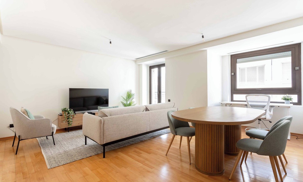 Almenara Apartment | Viva la esencia de Madrid desde este luminoso apartamento de 90 m² en el corazón de Chamartín, situado en el emblemático Paseo de la Castellana 118. Su ubicación es inmejorable