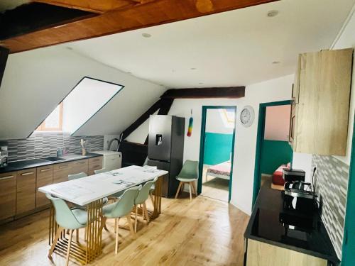 La Fere Apartment | VIVA LA VIDA