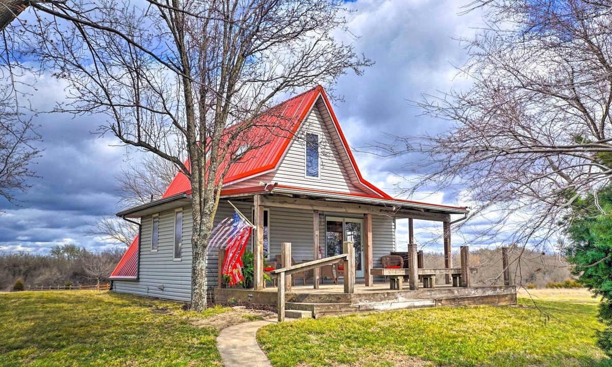 Towanda Cabin | Vivid 'Cedar Ridge' Cabin ~ 23 Miles to Wichita!