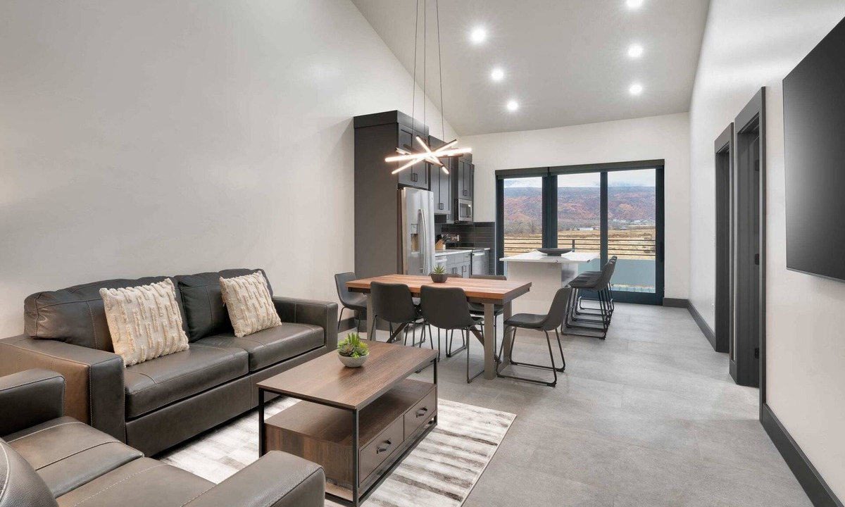 Moab South Valley Condo | Vizcaya #4 - Moab's Newest Luxury Rental (Hot Tub)