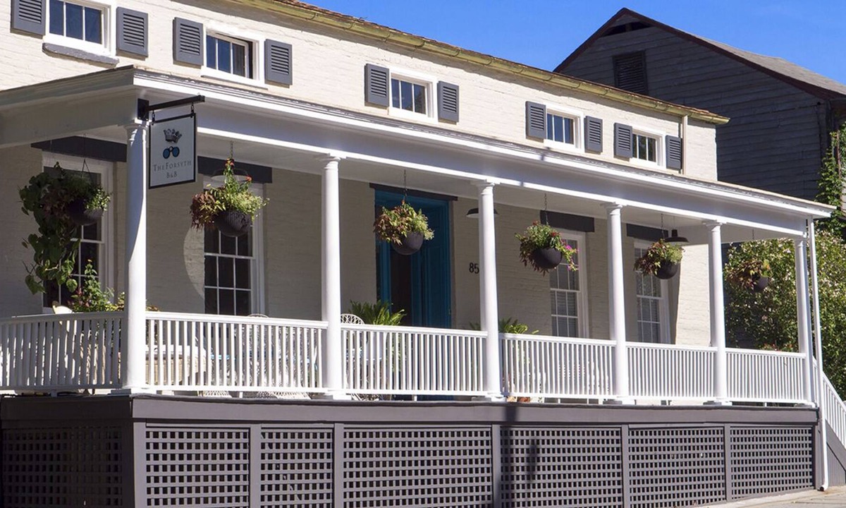 Connelly House | Vogue-featured lodging + event barn. Pup friendly!