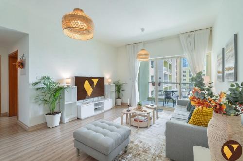 The Greens Apartment | Vogue Vacation Homes, The Greens Al Alka near Mall of the Emirates, One Bedroom Apartment with Balcony and Vibrant community View, Access to all Amenities