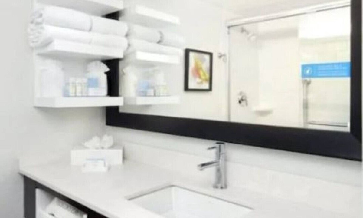 Florida Center Hotel | Volcano Bay /Large 2 Queen Beds Hotel + Parking #4