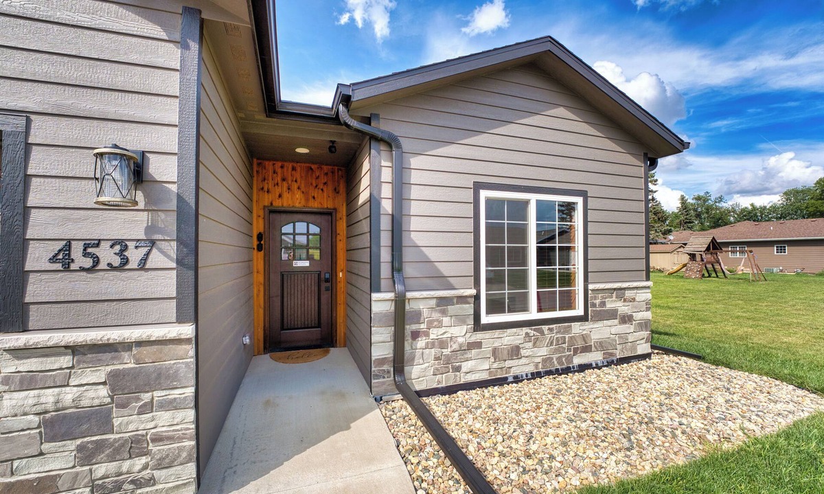 Sioux Falls House | Voted #1 in Sioux Falls for cleanliness and comfort 2 King Suites Just Built,