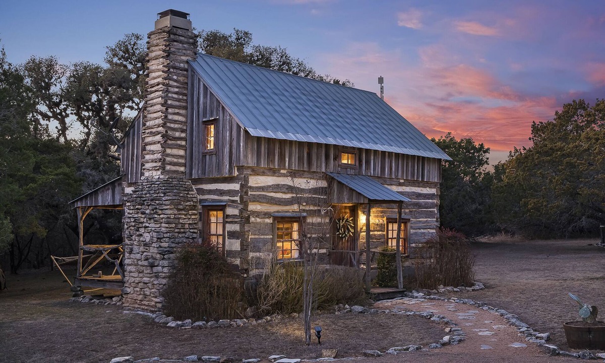 Fredericksburg Cabin | Voted Most Romantic! 1800's Peach Cabin/Close to Downtown/Hot Tub/Peaceful!