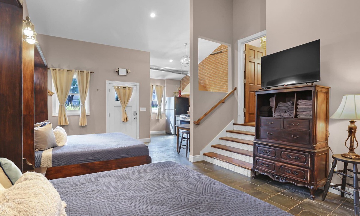 Washington House | VRBO Studio Suite w/Private Bath