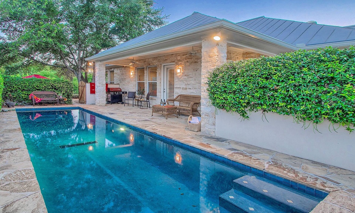 Fredericksburg House | VRBO Top10 Luxury Home! Heated Pool! Main St. 3 blks! "Love it! We'll be back!"