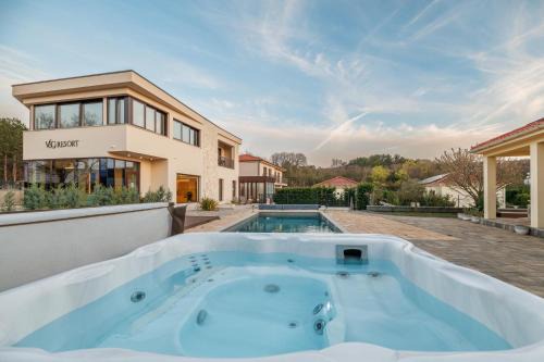 Klimno Apartment | VSG Resort - 200m from Beach, Pool, Sauna & Jacuzzi