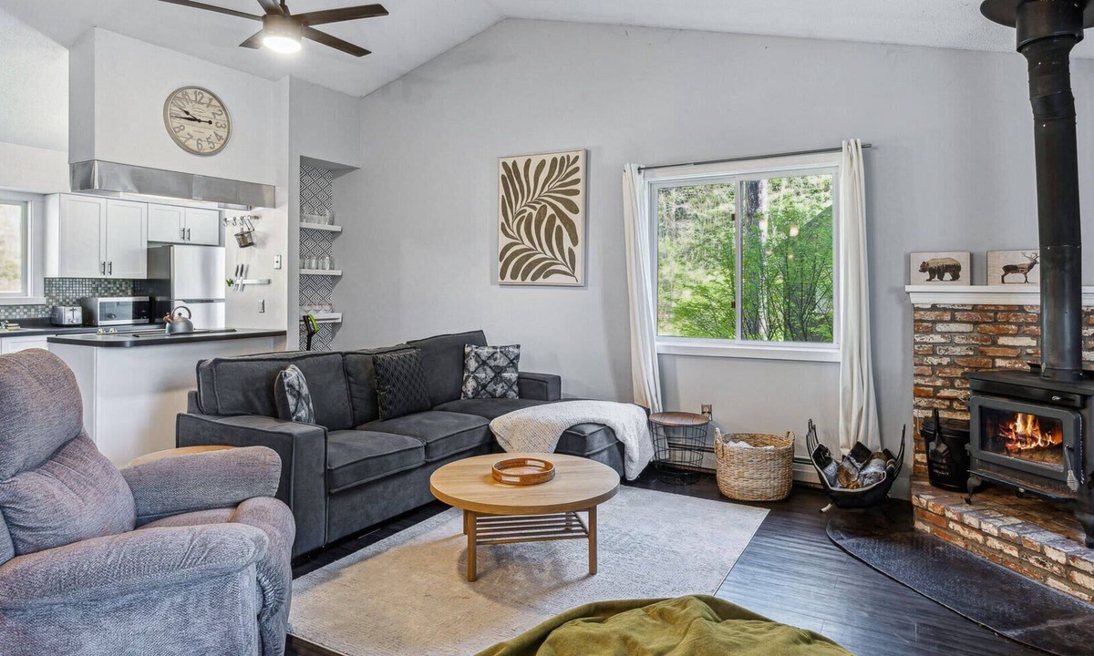 Quechee Condo | VT-Style Saltbox Designed Condo - Mill Run 5E