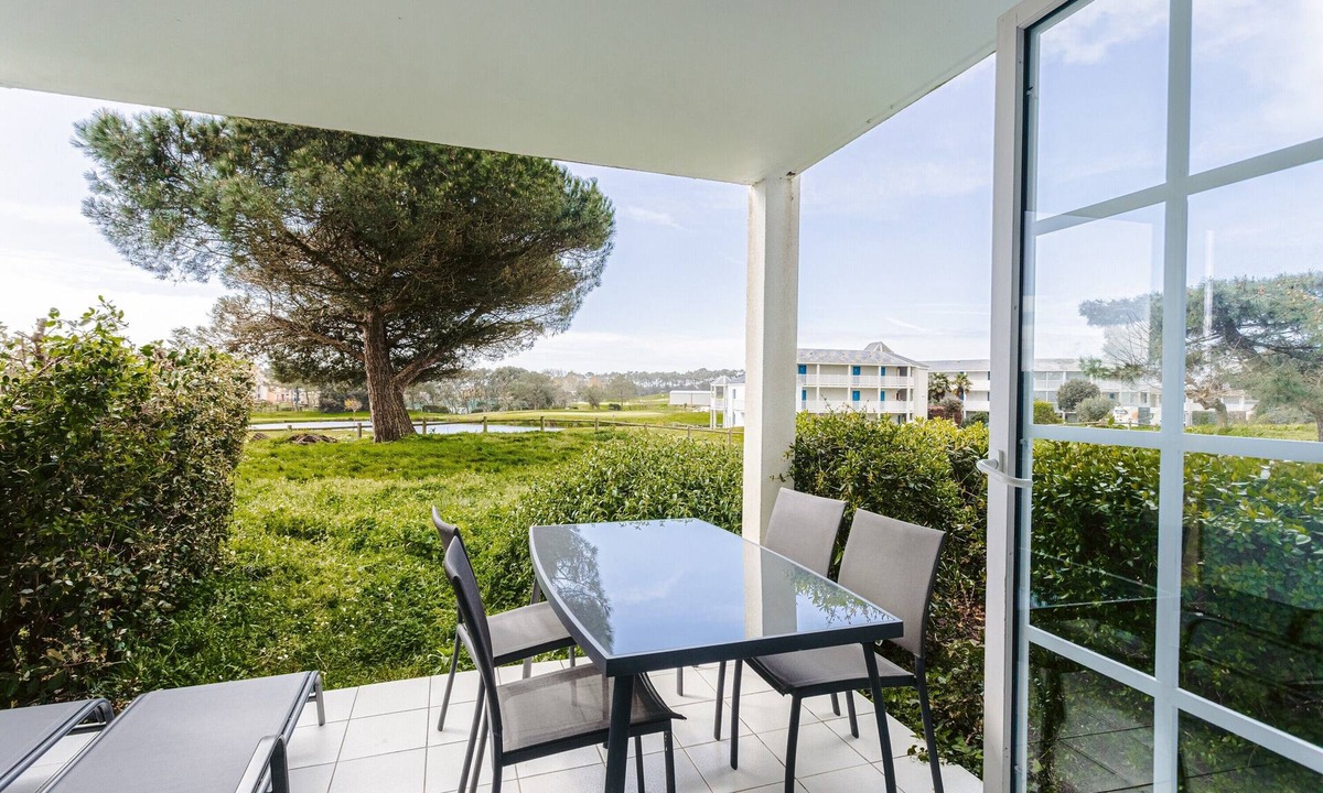 Bourgenay Apartment | Vue et face golf port bourgenay, proche mer, foret
