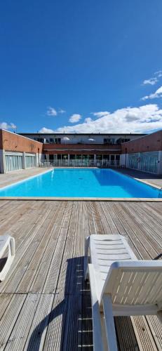Aiguelèze Apartment | Vue sur le golf chez les grats-piscine-clim