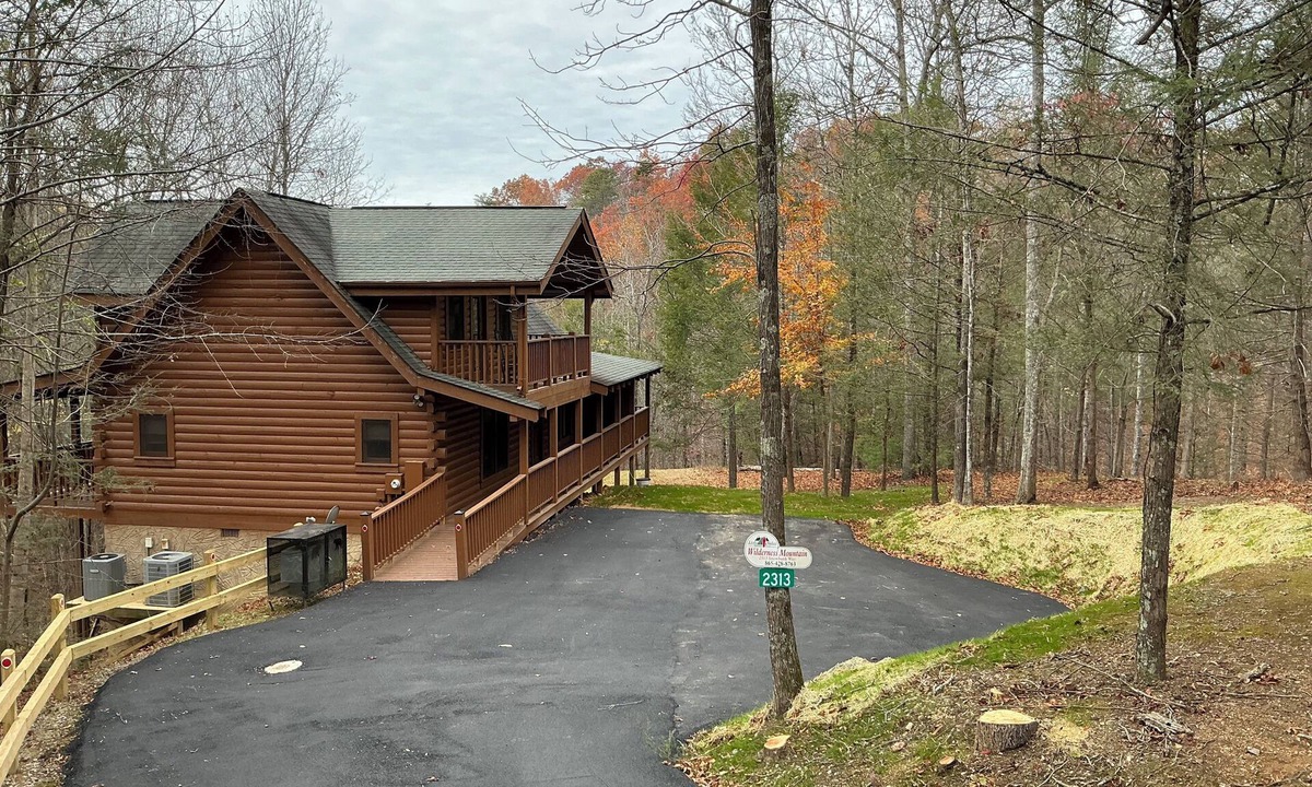 Sevierville Cabin | W/C Access w/Roll-in Shower! Hot Tub, Pool Table, Arcade Game, Resort Pool