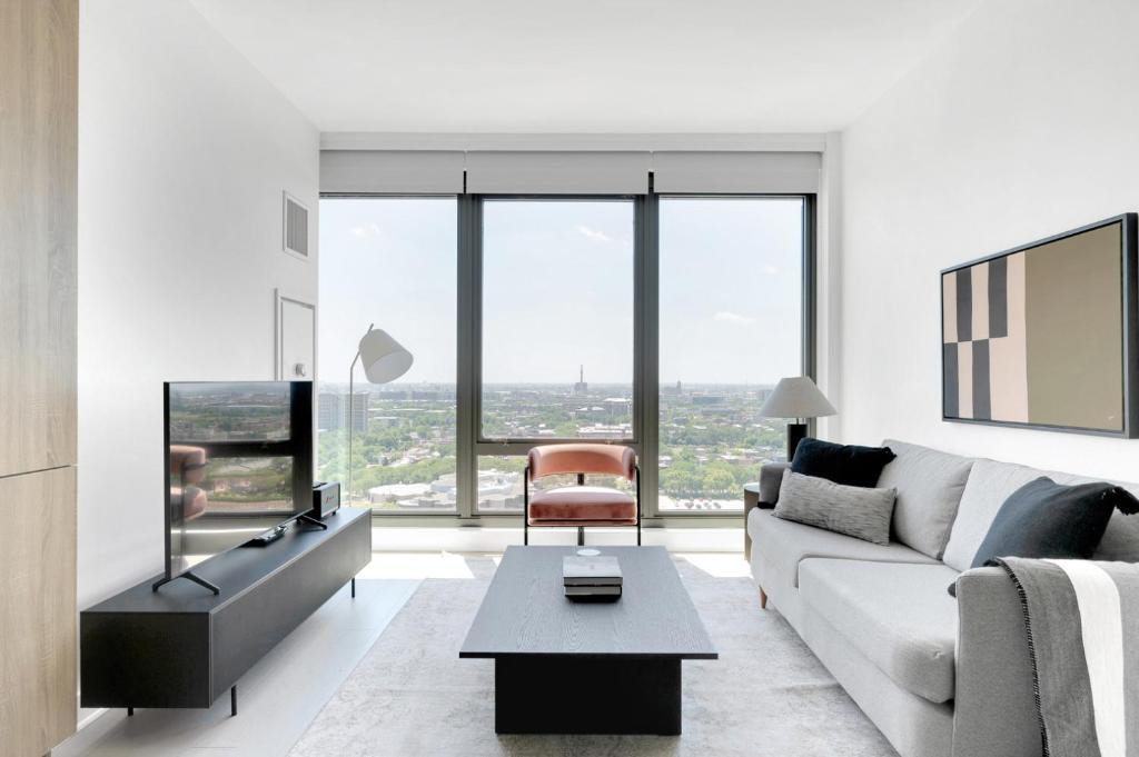 West Loop Apartment | W Loop 1BR w Gym Coworking nr UIC CHI-753