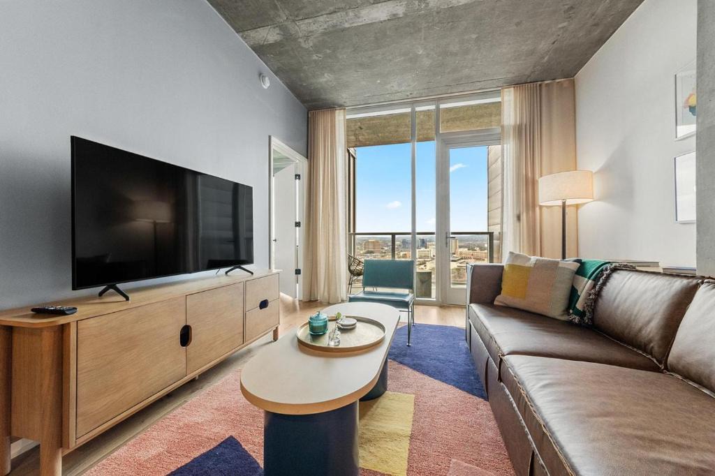 Rainey Street Historic District House | Waco at Natiivo - Downtown Austin - Rooftop Pool
