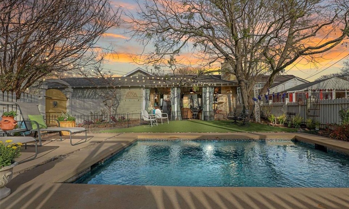 McKinney House | {Waddill Cottage} Historic Downtown McKinney charming Craftsman with pool