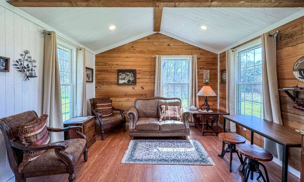Waco Apartment | Wagon Wheel Cottage Couples Getaway in the Country