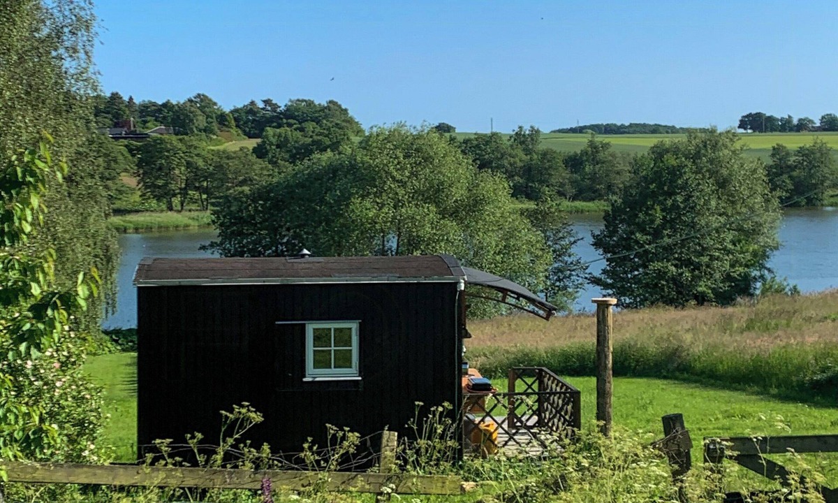 Vester Skerninge House | Wagon with view over Lake Ollerup