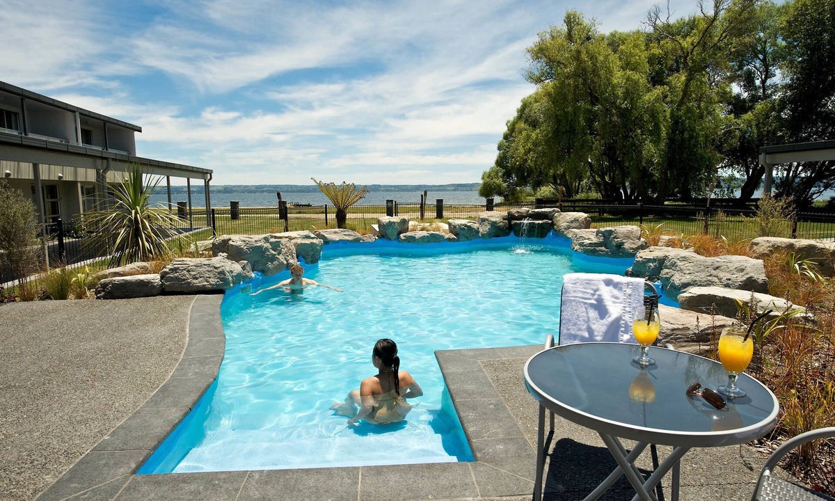 Holdens Bay Hotel | Wai Ora Lakeside Spa Resort